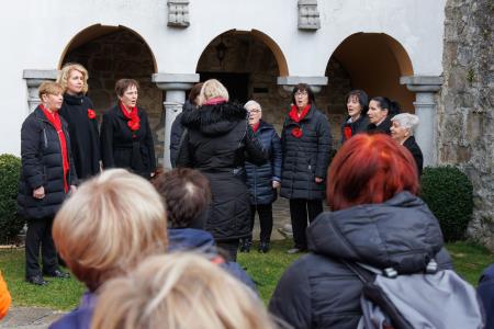 Nastop ženskega pevskega zbora Prem na premskem gradu